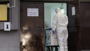 DOCUMENTE Perioada de carantină pentru cei care vin din zonele roșii și pentru contacții persoanelor confirmate cu COVID se reduce la 5 zile pentru vaccinați și 10 pentru nevaccinați / Vor sta în carantină și contacții vaccinați / Declarațiile lui Raed Arafat și ale Adrianei Pistol