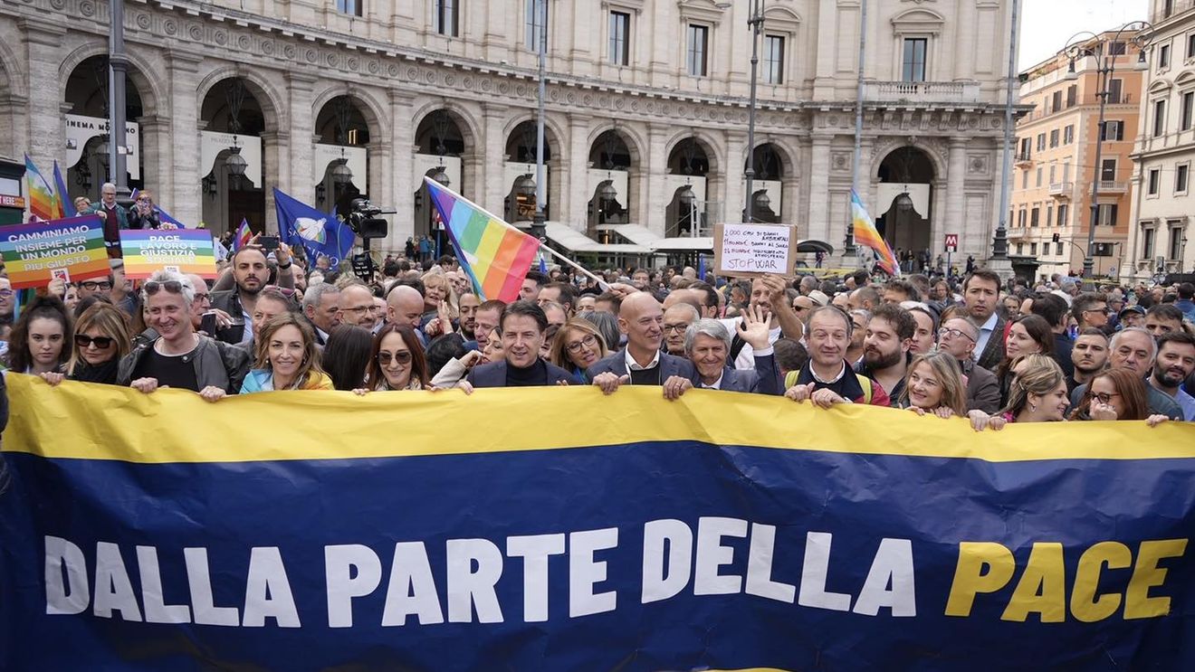 Zeci de mii de italieni au mărșăluit pe străzile Romei pentru pace în Ucraina: Nu războiului. Nu trimiterii de arme!