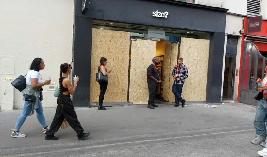 Magazine baricadate Paris, violente paris, magazine distruse