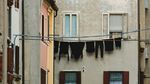 Scuturarea covoarelor pe geam sau balcon va fi sancționată în Alba Iulia / Amendă de 500 de lei  pentru cei care vor continua să facă asta