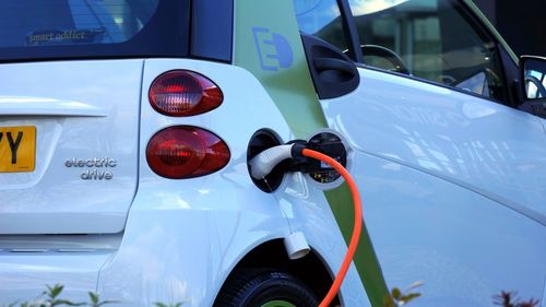 Înmatriculările de autoturisme cresc, dar încă sunt mai puține decât anul trecut. Majorare puternică pentru vehiculele „electrificate”