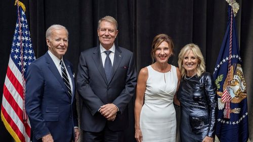 Klaus Iohannis publică o fotografie alături de soția sa, Joe Biden și prima doamnă a SUA, la New York