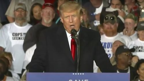 Donald Trump a evocat perspectiva grațierii pentru susținătorii săi care au luat cu asalt Capitoliul SUA pe 6 ianuarie 2021 și a cerut proteste masive în cazul în care el însuși se confruntă cu acuzații penale