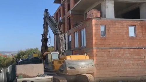 Scandal la demolarea la Constanța a unor anexe ale unei biserici, care ar fi fost ridicate ilegal / O femeie s-a aşezat în faţa construcţiei pentru a împiedica demolarea, dar a fost îndepărtată de către poliţiştii locali