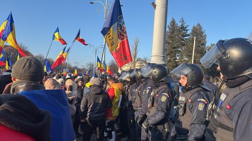 UPDATE Mitingul din Piaţa Constituţiei: Anca Alexandrescu (Realitatea TV) alungă un reporter România TV: ”Marș de aici! Marș!” / Georgescu a venit șchiopătând, sprijinindu-se în cârje: Noi suntem puterea, noi suntem Unirea. În strămoşi se află adevărul, în voi