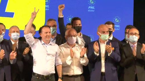 Cîțu și-a adus susținătorii pe scenă la Cluj, proclamându-și victoria: Aceasta e echipa câștigătoare! Replica lui Orban: Îl anunț și pe Cîțu și pe cei din echipa lui că PNL este mult, mult, mult mai mare