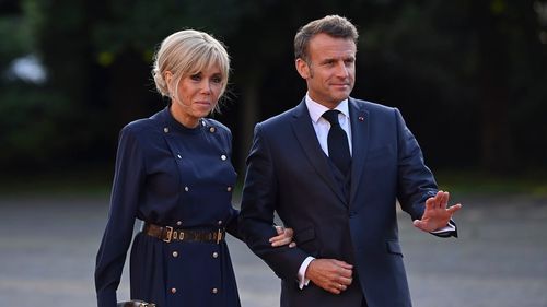 Cuplul Macron va prezenta dovezi în faţa unei instanţe americane pentru a dovedi că Brigitte este femeie, după ce influenceriţa Candace Owens a susținut în mod repetat că prima doamnă a Franței este bărbat