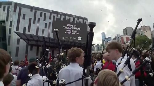 VIDEO Sute de cântăreți la cimpoi din Australia au stabilit un record mondial cu piesa „It’s a Long Way to the Top” a trupei AC/DC