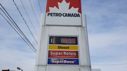 Explozie a prețurilor la benzină în Statele Unite. Cozi la pompe în Canada