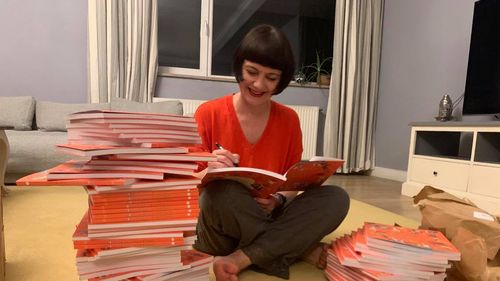 INTERVIU Poeta Carmen Tiderle: Copiii sunt cel mai energizant public / Bolintineanu, Creangă și Trump – surse de inspirație pentru versuri fără “scorțoșenie”/ Capacitatea elevilor să lege informațiile, nu doar să le asimileze – “O problemă superserioasă care nu e luată deloc în serios”