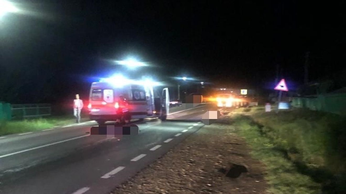 O femeie a murit şi un bărbat a fost rănit după ce au fost loviţi de o autoutilitară condusă de un cetăţean ucrainean/ Victimele mergeau pe mijlocul benzii de circulaţie