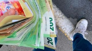 Un bărbat din Turda a fost arestat preventiv după ce a agresat fizic persoanele cărora le-a împrumutat bani/ Suspectul, care era ajutat de o femeie, cerea sume de 8 ori mai mari decât cele inițiale, susțin polițiștii