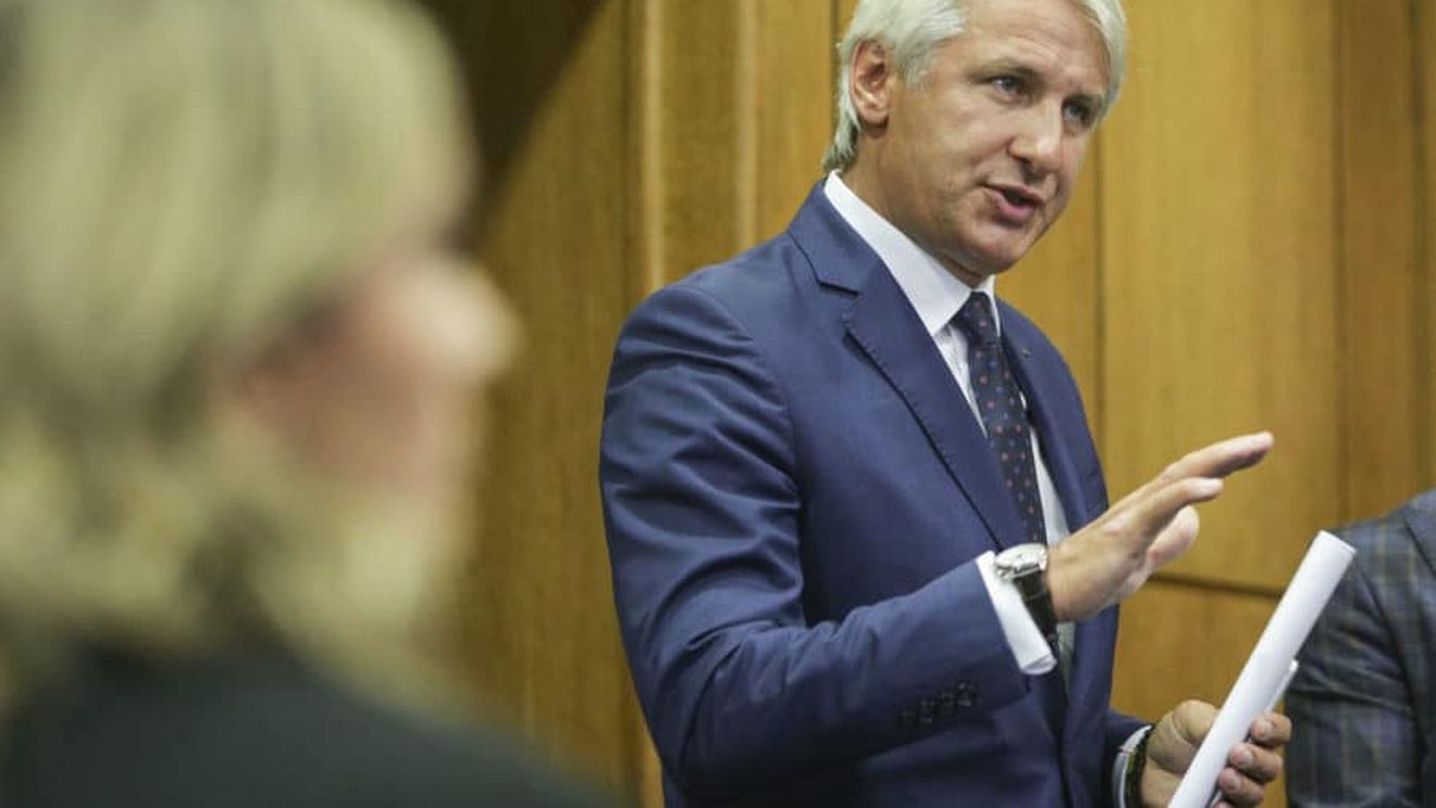 Fondul de Investiții pentru adminstrația locală va fi administrat în  comun de Ministerul Finanțelor și Comisia de Prognoză; Ministerul Dezvoltării, ținut departe de cele 10 miliarde de euro