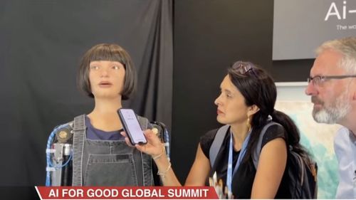 Roboți umanoizi au declarat într-o conferință de presă a ONU, la Geneva, că vor putea într-o bună zi să conducă lumea mai bine decât oamenii