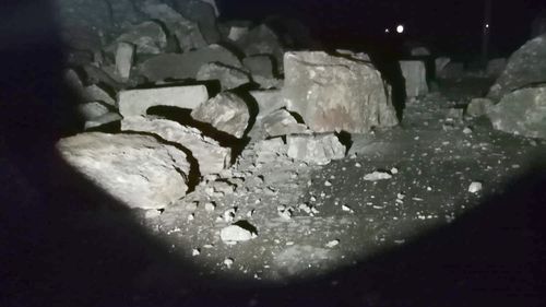 Trafic blocat complet pe centura orașului Călimănești, din cauza căderilor de pietre