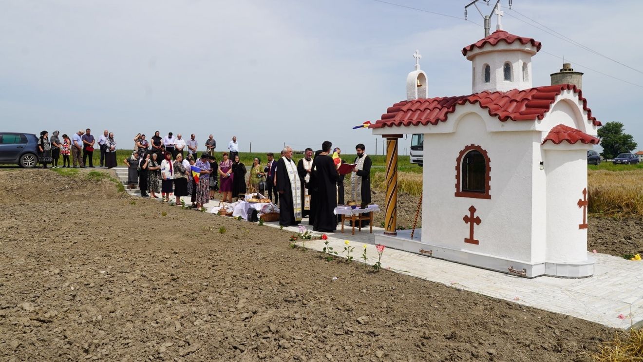Capelă memorial pentru deţinuţii politici care au murit în lagărul de muncă forţată Salcia din Insula Mare a Brăilei,