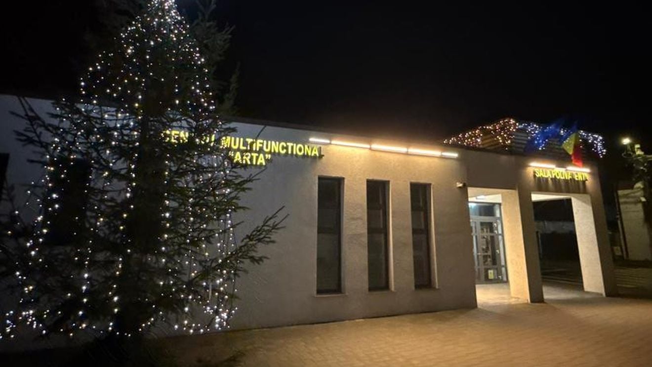 Un brad de Crăciun amplasat într-un cartier din Suceava a fost demontat, după ce fusese ornat, iar luminiţele puse în funcţiune / Autoritățile și-au dat seama că bradul risca să cadă peste trecători