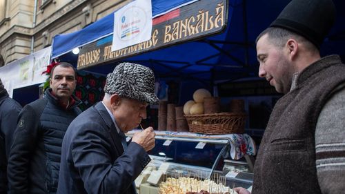 VIDEO Ministrul Agriculturii, Petre Daea, a jignit un ziarist pe tema aspectului său fizic: „Nu prea e bine la mărimea pe care o aveţi să luaţi un kg de jumări. Vă ajunge 100 de grame”
