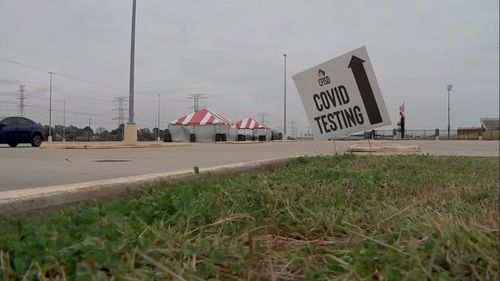 O femeie din Texas și-a dus băiatul de 13 ani la un centru de testare COVID în portbagajul mașinii/ Mamei i-a fost frică să nu se contamineze