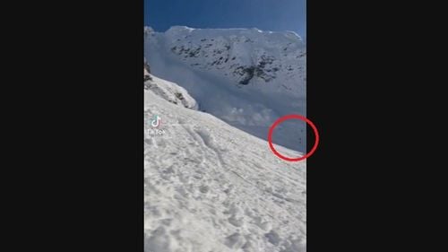 Imagini dramatice cu avalanșa care îngropat în ziua de Crăciun zece schiori în Austria / Toți schiorii au fost recuperați și nu au existat victime