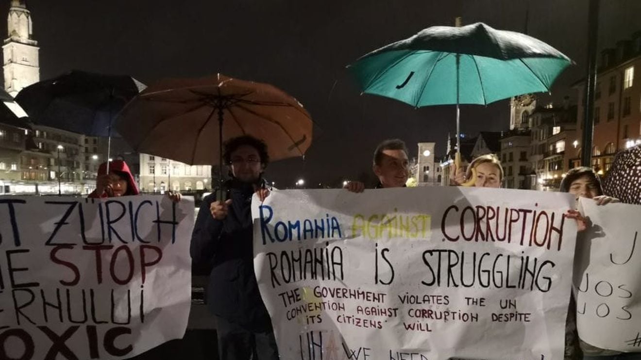 FOTO Protest al românilor din Elveția împotriva revocării procurorului general: "Iohannis, apără procurorii"