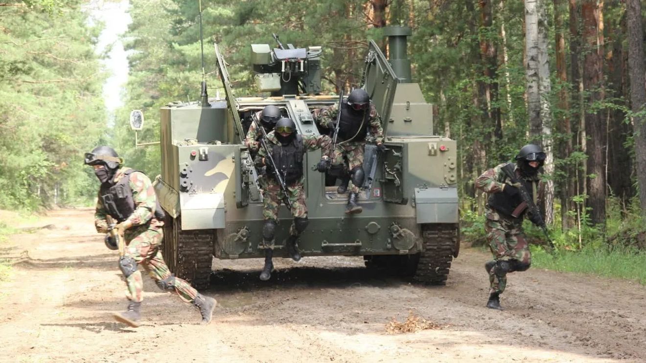 Cel mai nou transportor blindat de trupe finalizat de compania de stat rusească Rostec este, aparent, atât de prost încât un blogger militar a spus că ar prefera să meargă la luptă într-o mașinuță de golf / Preț estimativ pe unitate: 3,65 milioane de dolari