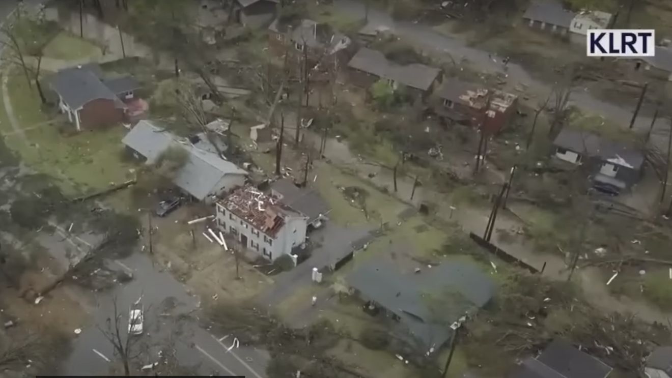 VIDEO SUA: O puternică tornadă a măturat statul Arkansas, trei persoane pierzându-și viața / Tavanul clădirii unui teatru s-a prăbușit, incident soldat cu cel puțin un mort și 28 de răniți