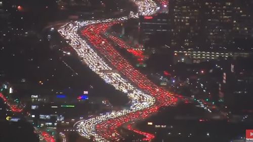 VIDEO Trump critică presa pentru că l-ar fi considerat responsabil de traficul îngreunat de Ziua Recunoştinţei: Nu ai cum să câştigi cu ei. Pentru că am micşorat preţul benzinei, mai multe persoane conduc