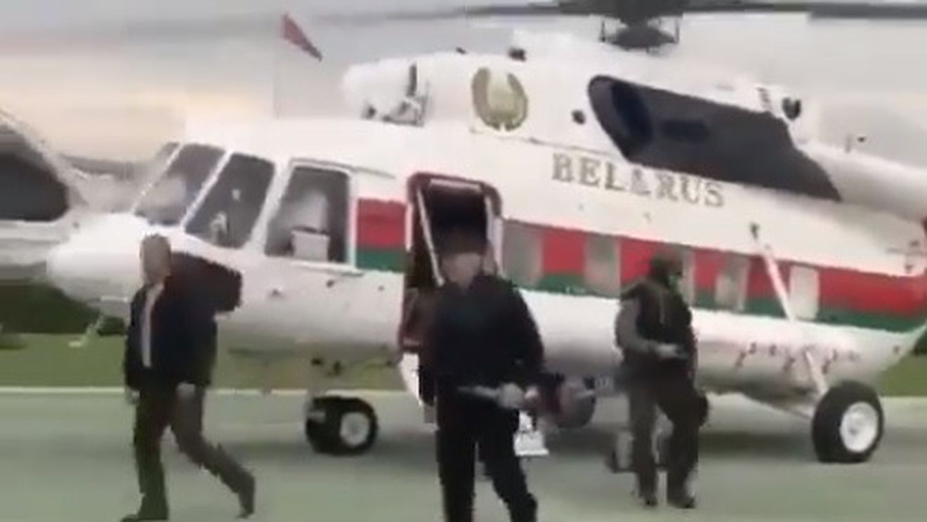 VIDEO Lukașenko, cu vestă antiglonț și un Kalașnikov în mână, într-o înregistrare video publicată de președinția din Belarus/ Momentul când președintele aterizează la reședința sa, la 2 kilometri de protestele masive