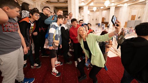 Peste 10.000 de copii au petrecut Ziua internaţională a Copiilor în grădinile Senatului / Camera Deputaţilor: Instituţia a putut fi vizitată de aproximativ 21.000 de copii şi însoţitorii lor