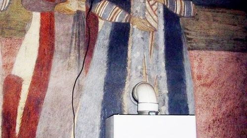 O pictură veche de 200 de ani din interiorul unei biserici monument istoric a fost distrusă după ce un instalator a montat o centrală termică