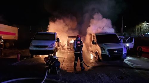 FOTO Puternic incendiu în curtea unei firme din muncipiul Sibiu unde ard mai multe maşini