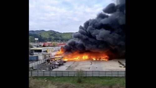 UPDATE VIDEO Brașov: Incendiu puternic în piața de haine second hand din cartierul Bartolomeu / ISU îi îndeamnă pe localnici să țină ferestrele închise