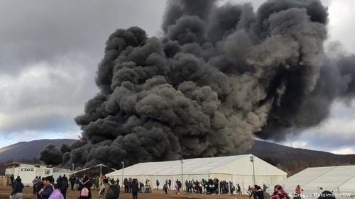 Peste o mie de migranţi din cei peste 10 mii blocați în Bosnia au rămas fără adăpost după ce tabăra lor a fost distrusă de un incendiu