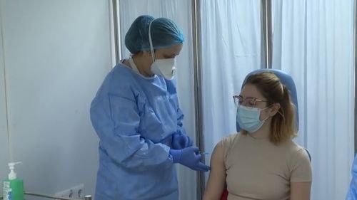 VIDEO Prima persoană vaccinată anti-Covid în România, asistenta Mihaela Anghel, a făcut și rapelul