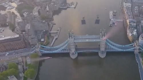 VIDEO Incredibilul salt făcut de doi parașutiști în costum wingsuite prin Tower Bridge din Londra