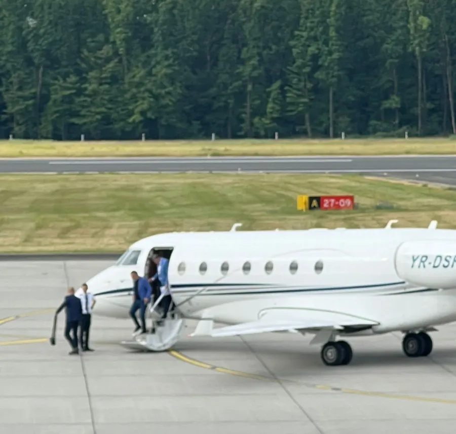 marcel Ciolacu cu avionul la Baia Mare