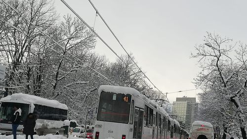 Zeci de tramvaie blocate în Capitală din cauza zăpezii