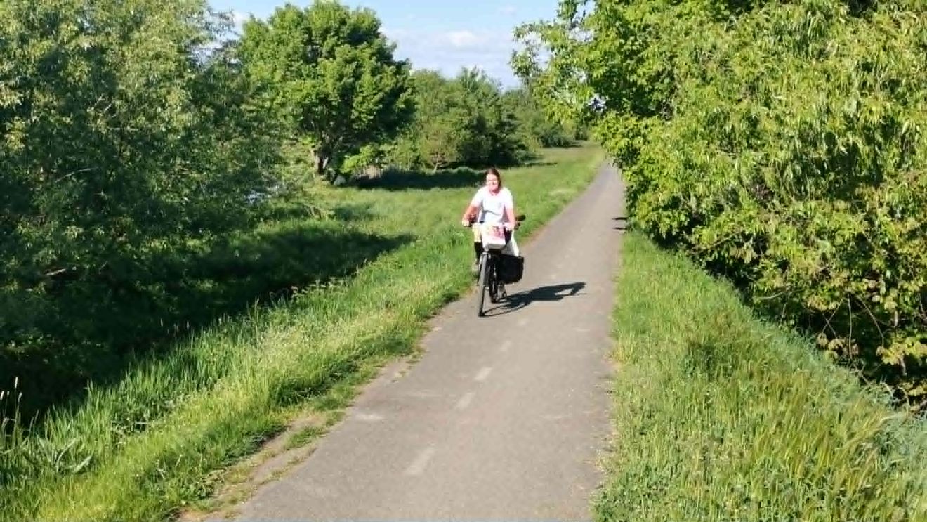 FOTO & VIDEO | O elevă de 15 ani din Serbia a ajuns în „pelerinaj” cu bicicleta la Timișoara. Pedalează sute de kilometri pentru a strânge fonduri pentru un copil aflat în dificultate