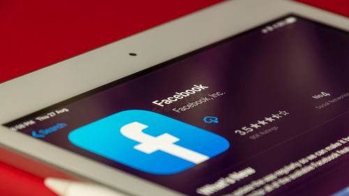 Facebook testează posibilitatea creării a până la cinci profiluri în cadrul aceluiaşi cont