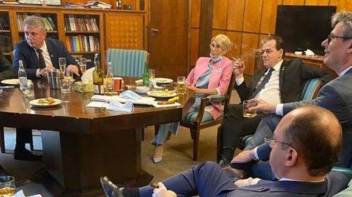 UPDATE Imaginea cu câțiva membri ai cabinetului Orban, stând relaxați de vorbă cu pahare de șampanie și whisky, ar fi fost făcută în 25 mai, de ziua premierului, în biroul său