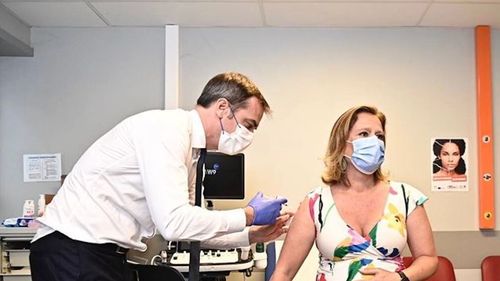 Ministrul Sănătății din Franța a vaccinat o colegă din guvern, însărcinată. ”Sarcina nu protejează împotriva Covid-19, vaccinul o face”