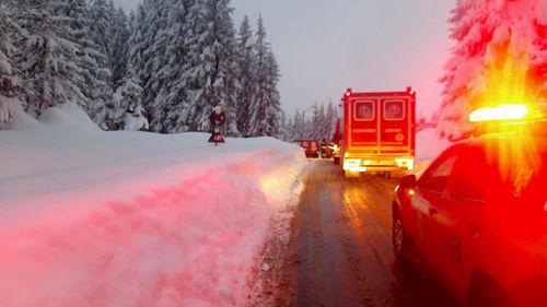 30 de persoane, blocate și eliberate de pompieri dintr-o cabană în Păltiniș / Turiștii nu au mai putut pleca din cauza blocării drumului de zăpadă