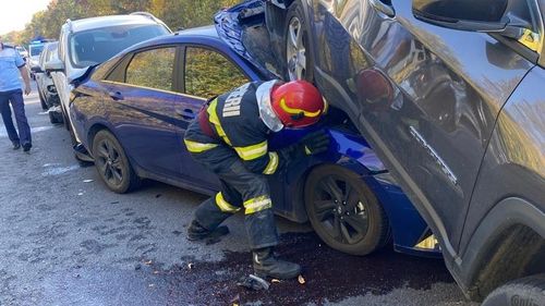 Autoturism strivit de un SUV, pe A1 București-Pitești / Cinci mașini implicate în accident / O femeie a ajuns la spital