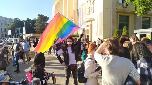 Iași: Primul marş al comunităţii LGBTQ în capitala Moldovei s-a încheiat fără incidente. Contramanifestanții au ripostat cu agheasmă