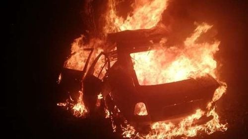 Un șofer a decedat carbonizat după ce s-a izbit de un copac într-o localitate din Ialomița