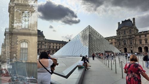 Spargere la Muzeul Luvru de la Paris care a fost imediat închis pe toată durata zilei