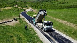 Se asfaltează drumul de opt kilometri spre un sat cu 14 oameni. Costul investiţiei: peste 30.000 de euro pe cap de locuitor