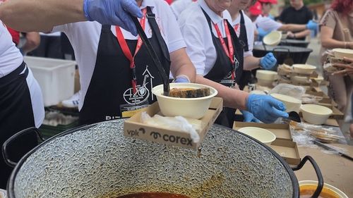 Gulaș de record mondial la Salonta: Aproximativ 10.000 de porții s-au dat în două ore / S-au folosit 990 de kilograme de carne de bizon și 1.500 de kilograme de cartofi