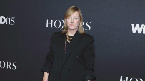 Sarah Burton, directorul creativ actual al Givenchy, vorbește despre redefinirea feminității casei de modă după ce a petrecut 26 de ani la McQueen